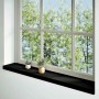 Dunkelbraune Fensterbank aus massivem Eichenholz, 160 cm lang, mit Pflanzen unter einem Fenster.