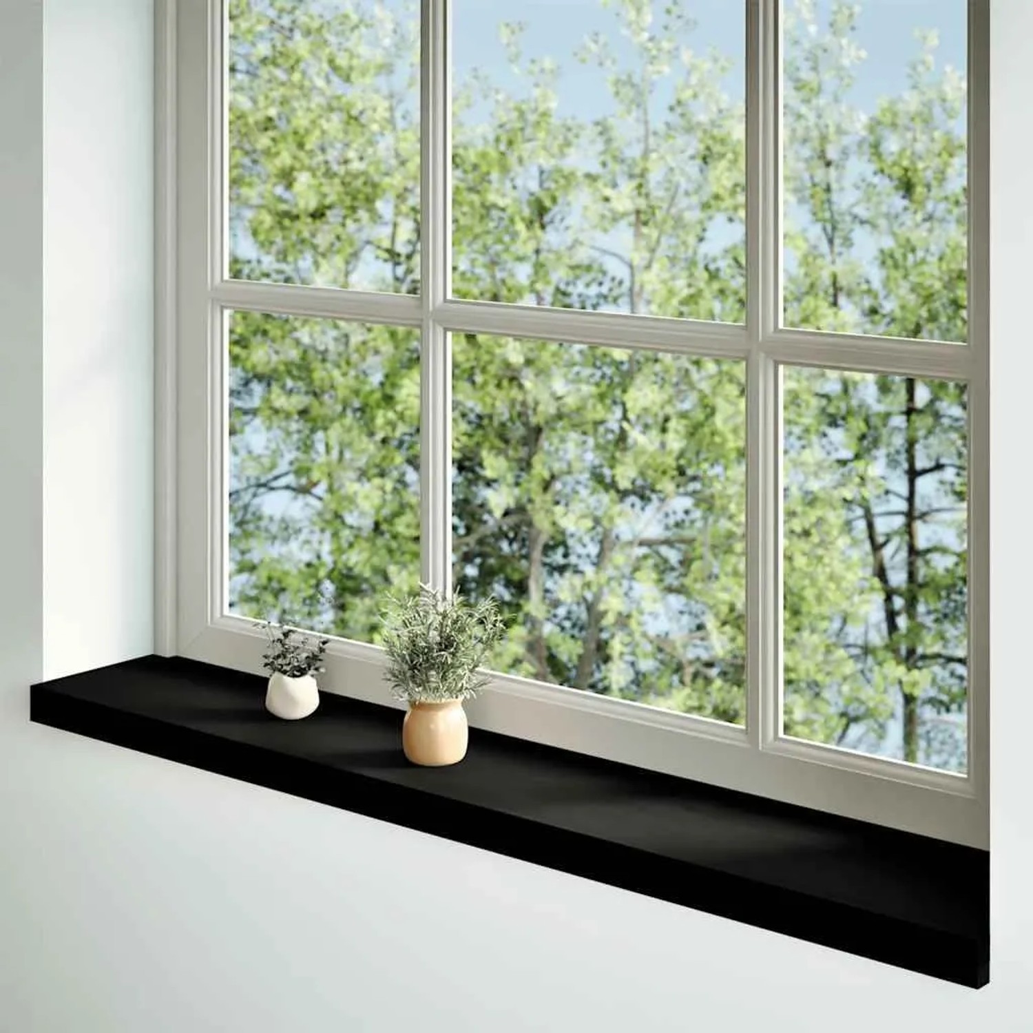 Dunkelbraune Fensterbank aus massivem Eichenholz, 160 cm lang, mit Pflanzen unter einem Fenster.
