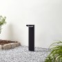 Schwarze Lindby LED Solar-Wegeleuchte Eleazar mit Bewegungsmelder im Garten.