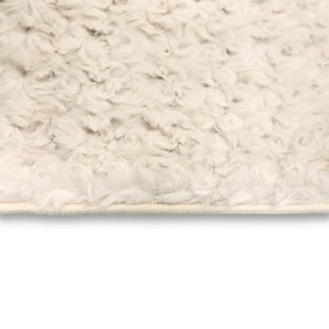Art Universe Teppich Rose Cream. Nahaufnahme der weichen, flauschigen, beige-cremefarbenen Oberfläche mit hohem Flor.