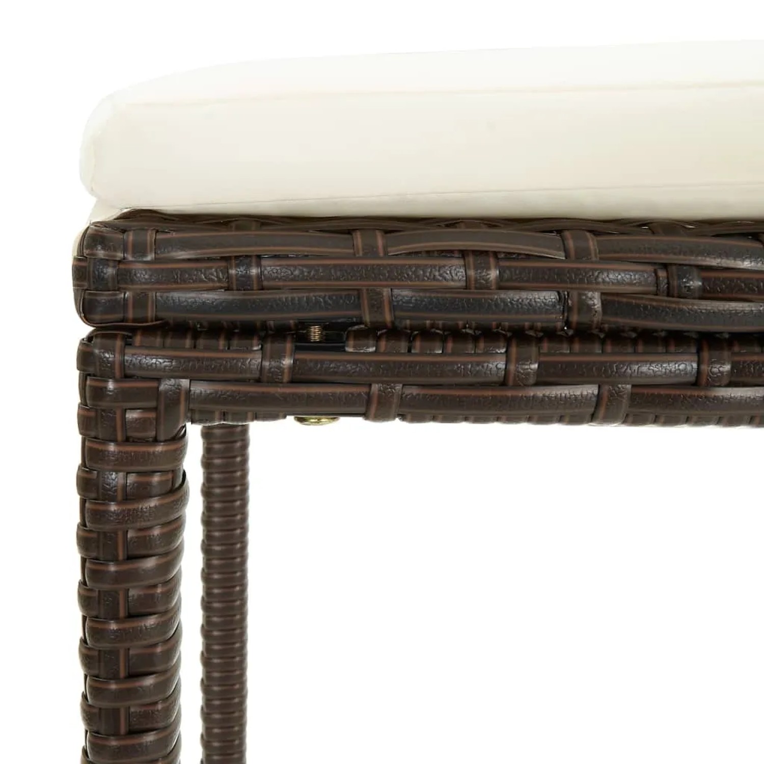 Detailaufnahme Barhocker des vidaXL Gartenbar-Sets, braunes Rattan mit cremefarbenem Kissen.