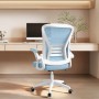Blauer ergonomischer Drehstuhl mit atmungsaktiver Mesh-Rückenlehne und klappbaren Armlehnen für Büro oder Home Office.
