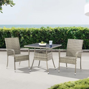 Quadratischer, grauer Polyrattan Gartentisch Yoro (80x80 cm) mit zwei Stühlen auf einer Terrasse.