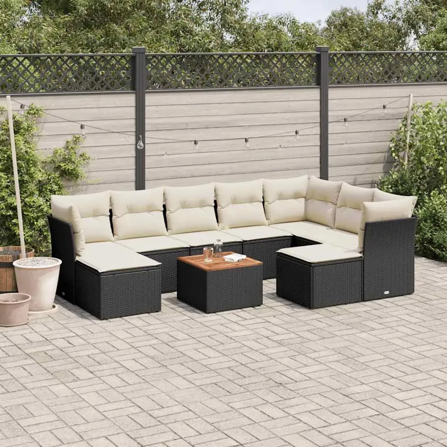 Schwarze 10-tlg. vidaXL Garten-Sofagarnitur aus Rattan mit cremeweißen Kissen.