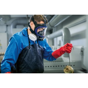 Mann mit Dräger X-plore 5500 Vollmaske (schwarz) beim Arbeiten. Augenschutz.