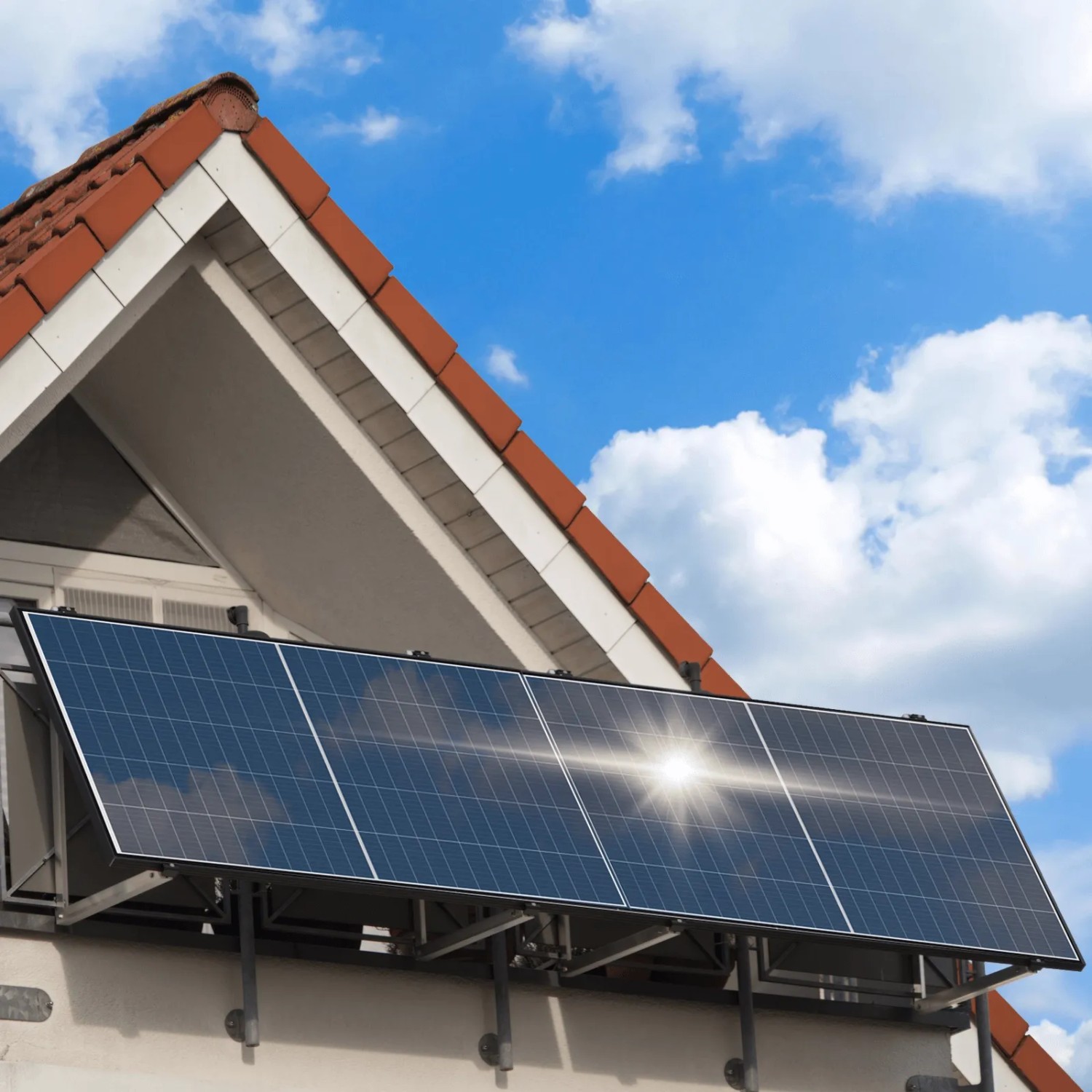 SUNNIVA Balkonkraftwerk 920W am Balkon mit Fullblack Glas-Glas Solarmodulen.
