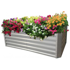 Gabiona Hochbeet aus verzinktem Blech (184x60x90cm) bepflanzt mit bunten Blumen.