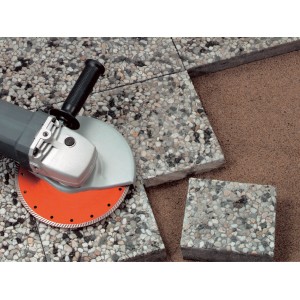 Winkelschleifer mit Diamant-Trennscheibe zum Schneiden von Steinplatten.