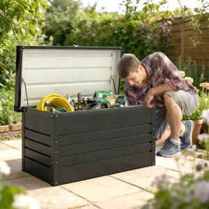 Graue Furnicato Gartenbox aus Metall (350l) mit Werkzeug und Gartenschlauch im Garten.