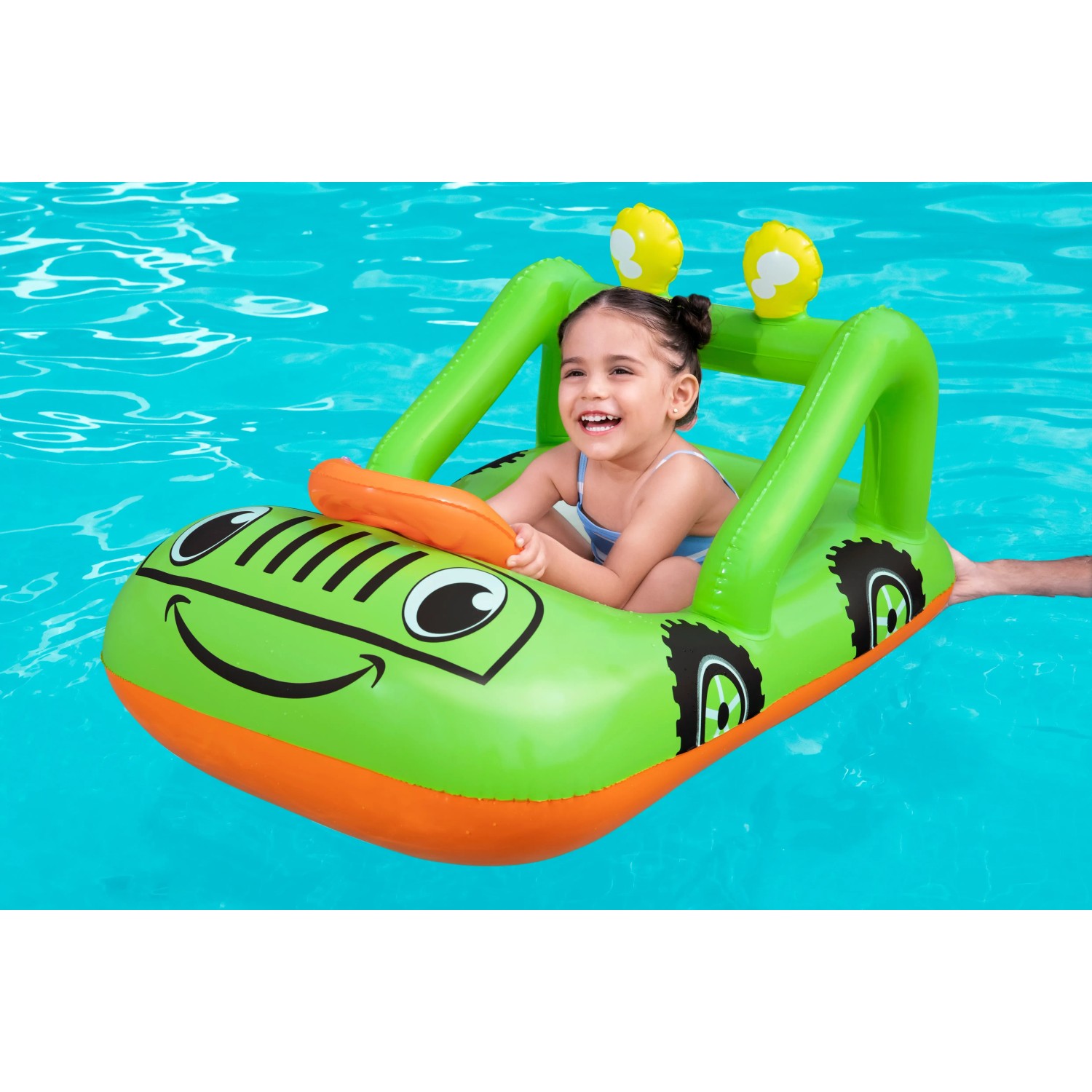 Bestway Kinder-Schlauchboot Lil' Navigator im Auto-Design mit spielendem Kind im Wasser.