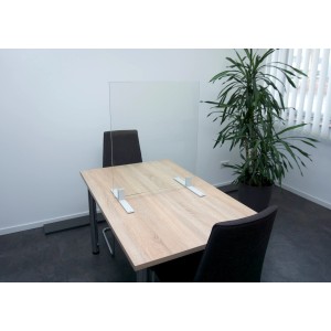 Hygiene Schutzglas Set 70x60 cm mit 2 Standfüßen, lichtgrau, auf einem Tisch.