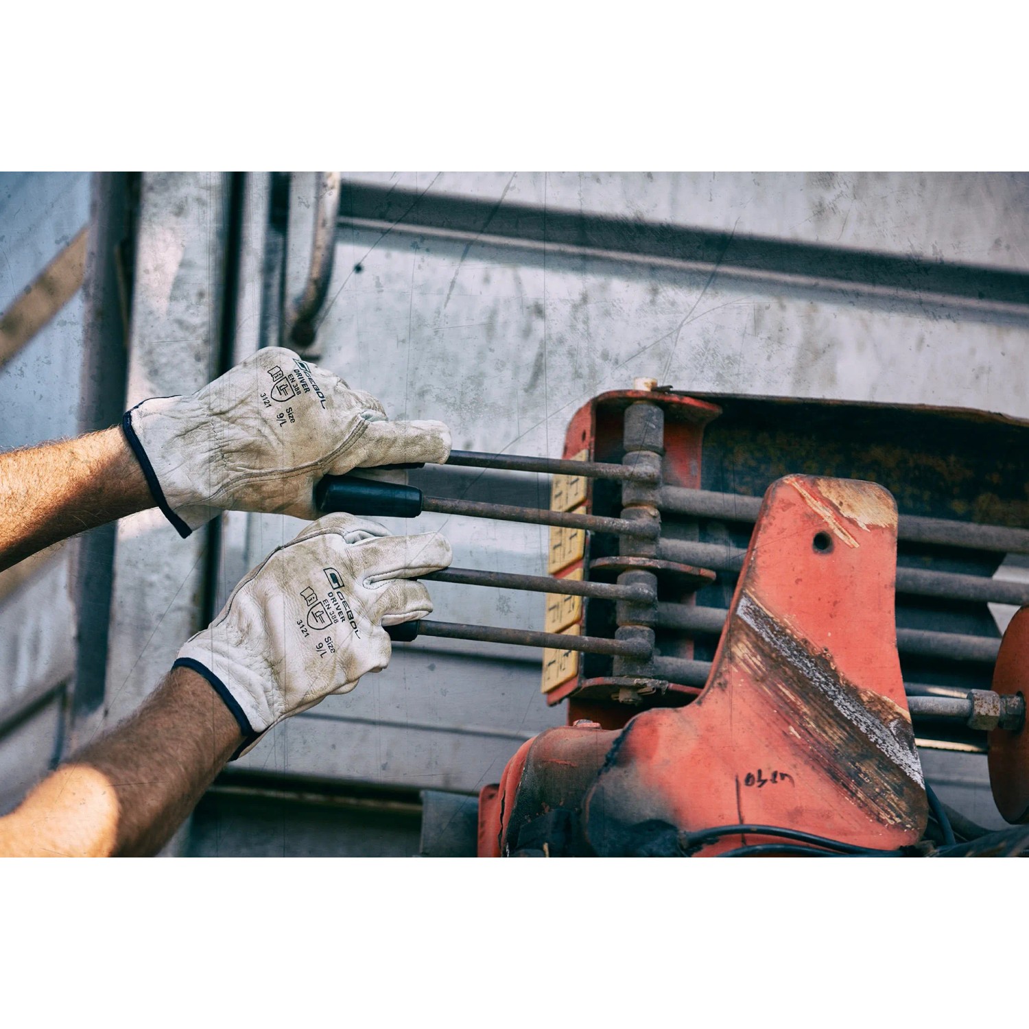 Gebol Driver Handschuhe Gr. 9 im Einsatz: Robuste Arbeitshandschuhe aus Leder.