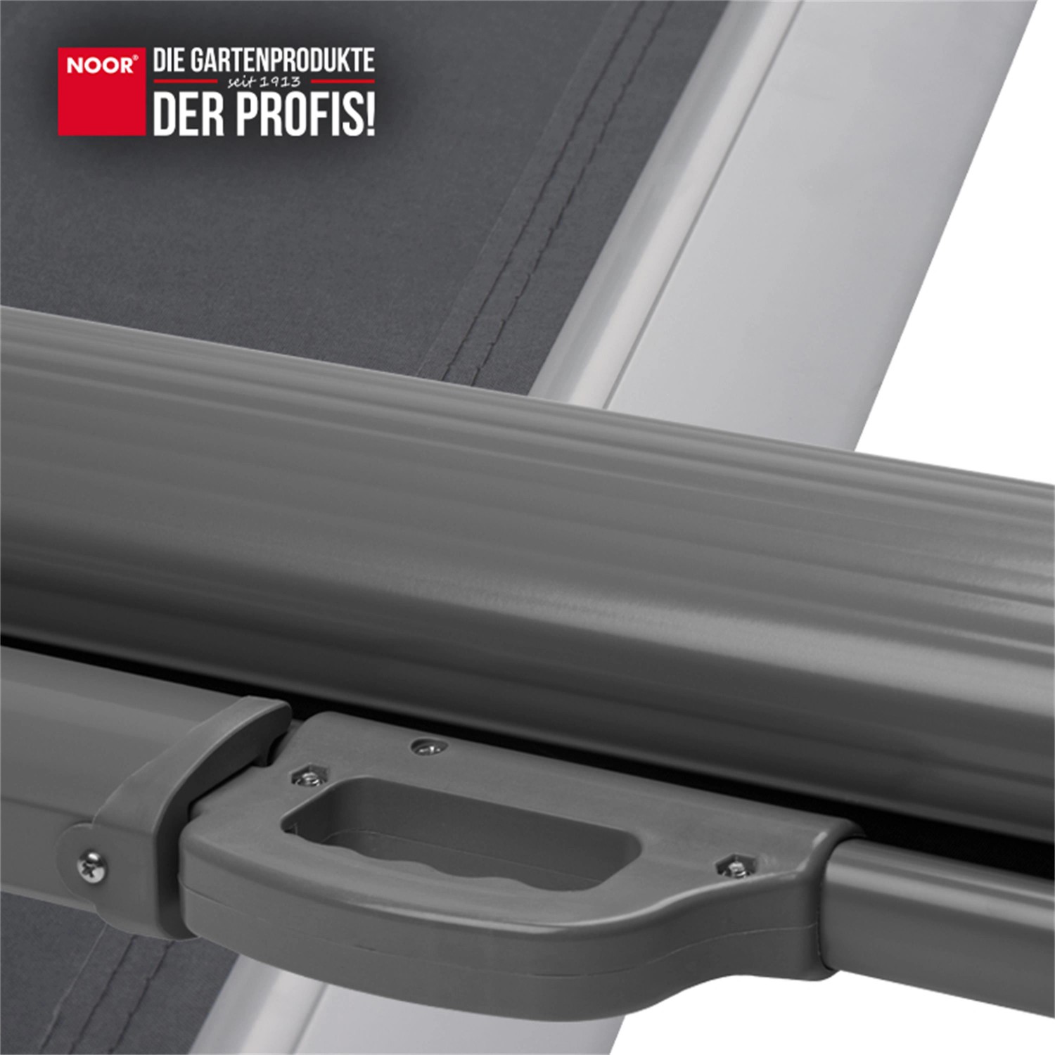 Detailaufnahme: Anthrazitfarbene Noor Seitenmarkise Exklusiv, 180x350 cm, mit Griff.