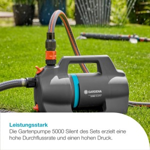 Gardena Gartenpumpe 5000 Silent Set mit Schlauch und Zubehör auf Rasen.