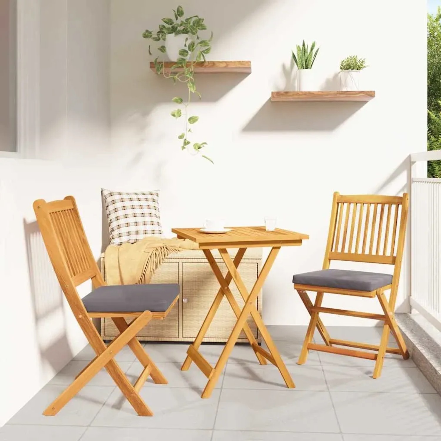3-teiliges Garten Bistro Set aus Akazienholz in Braun mit Tisch und zwei Stühlen.