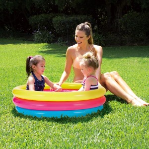 Bunter 3-Ring-Pool von Summer Waves mit Kindern im Garten. Planschbecken in Gelb, Pink und Blau.