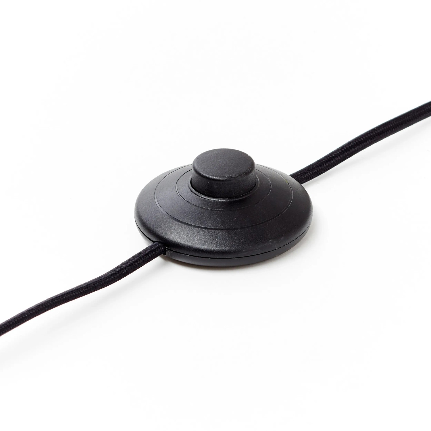 Detailaufnahme des Fußschalters der schwarzen LED-Stehlampe Chaumont.