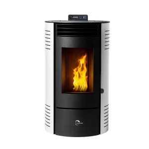 Weißer Sannover Pelletofen Azora 11,6 kW mit Flamme im Brennraum.