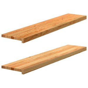 Zwei hellbraune Massivholz Eiche Fensterbänke, fein geschliffen und hell lackiert. Robuste Holzfensterbretter.