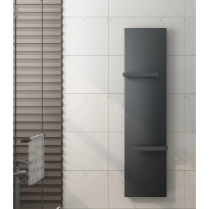 Grauer Glasdeals Badheizkörper LIANO (140x45 cm) mit Mittelanschluss vor weißer Wand.