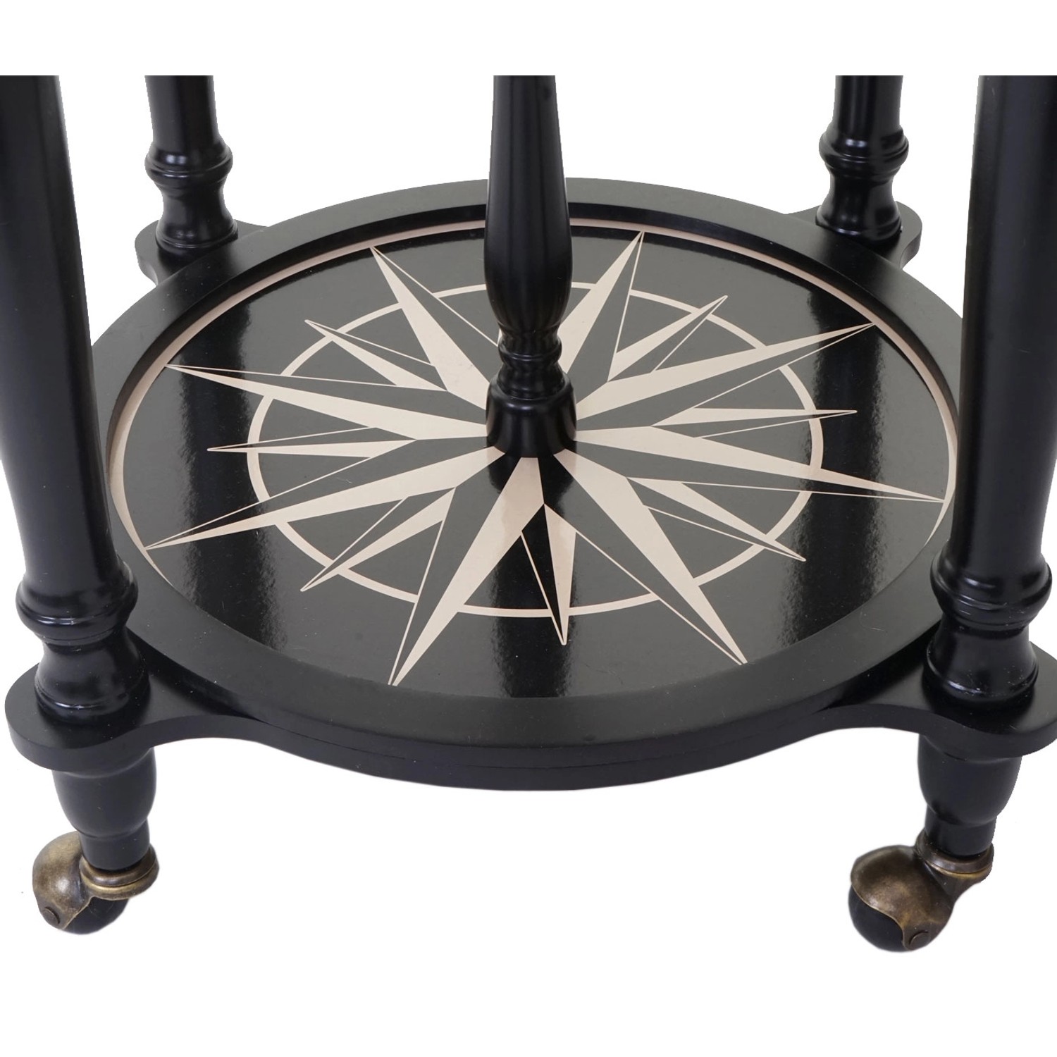 Detailansicht der MCW Globusbar A78 Rollbar mit Kompass-Motiv auf Ablagefläche.