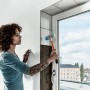 Frau verlegt Fliesen mit Halder Schonhammer (TPE-soft, TPE-mid, Alu-Gehäuse, Holzstiel, 50mm).