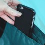 Detailaufnahme: Hand legt Smartphone in Innentasche des Bestway Cool Dome 2 Zelt.