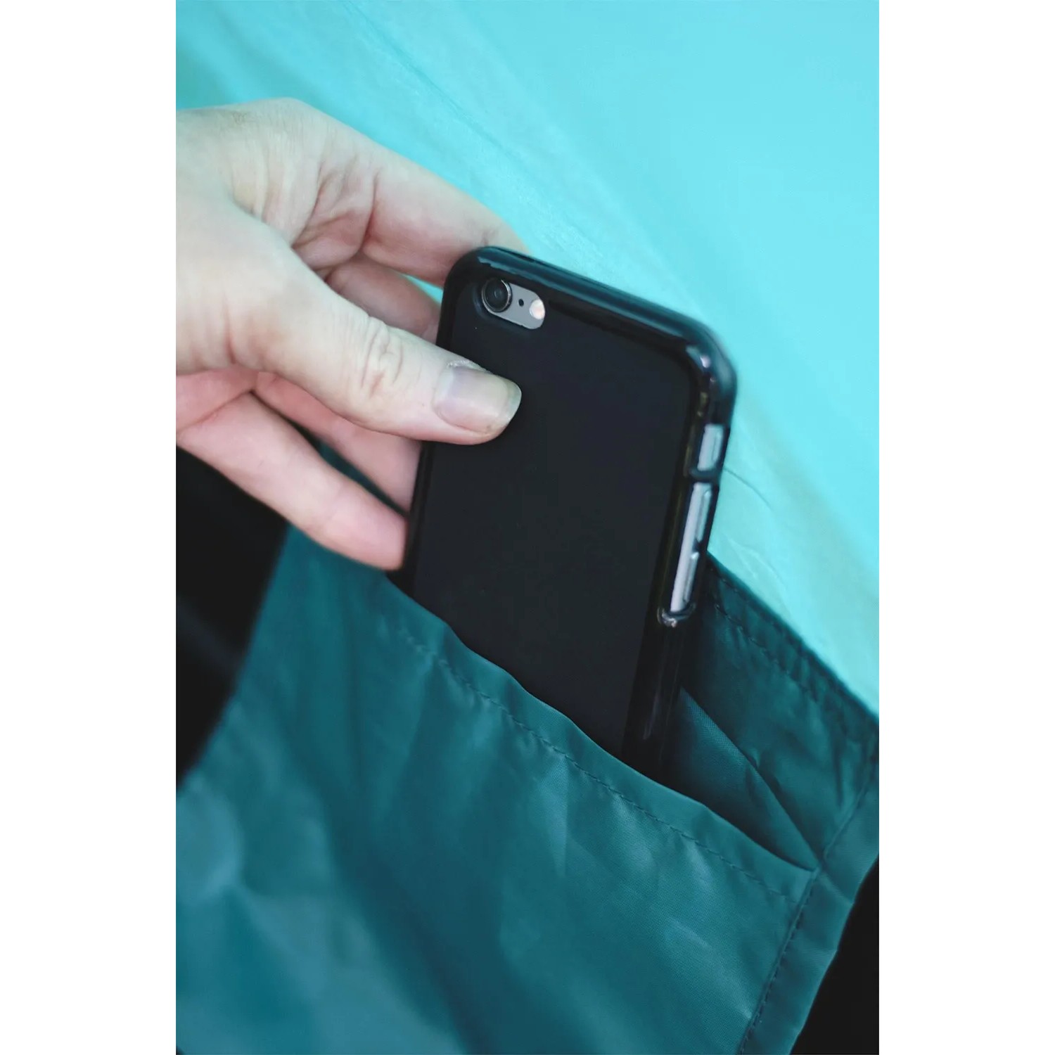 Detailaufnahme: Hand legt Smartphone in Innentasche des Bestway Cool Dome 2 Zelt.
