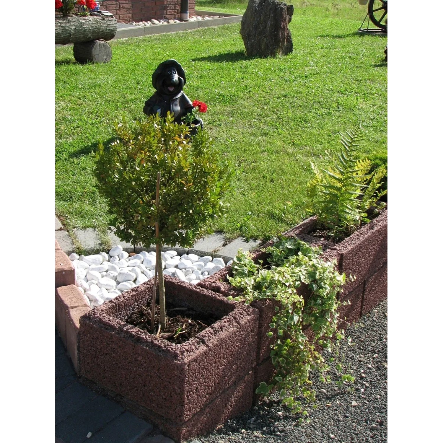 Braunes Gartenmauer Pfeilerelement aus Beton, strukturiert, für Pfeilerbau.
