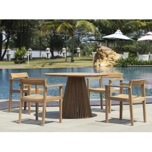 Runder Gartentisch Triani aus hellem Teakholz (120 cm) mit 4 passenden Stühlen am Pool. Ideal für 4 Personen.