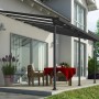 Anthrazit Terrassenüberdachung Feria 3x4.25 von Palram-Canopia mit Tisch und Stühlen.