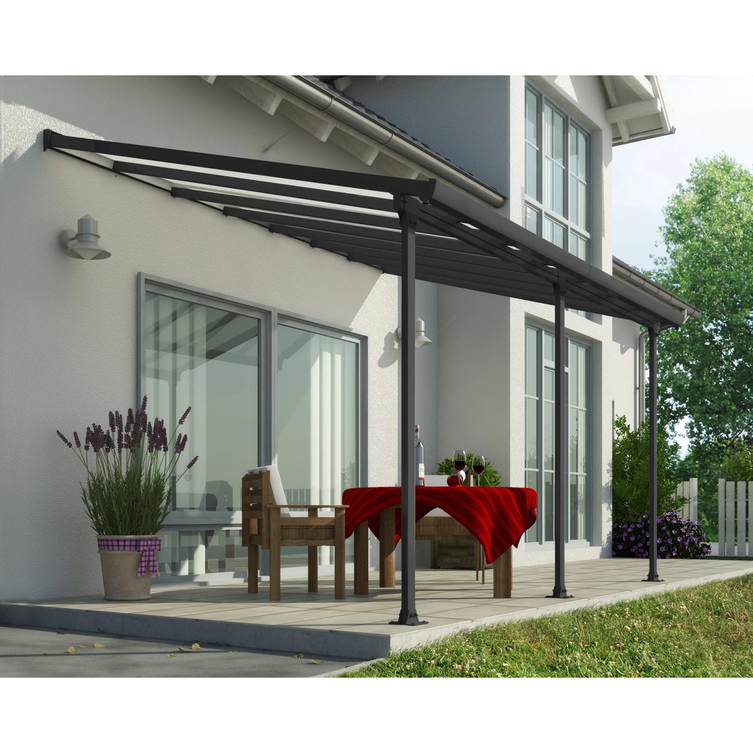 Anthrazit Terrassenüberdachung Feria 3x4.25 von Palram-Canopia mit Tisch und Stühlen.