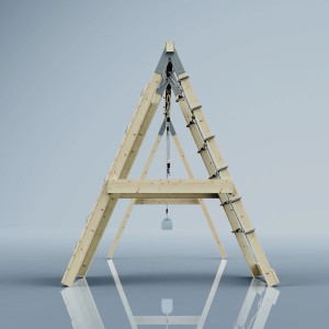 PolarPlay Klettergerüst Waschbär, Eisblau. Holzgerüst mit Kletterwand und Schaukelhalterung.