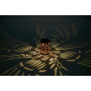 Solar-LED-Laterne Blätter Terrakotta (Ø 12 cm) mit Lichteffekten im Garten.