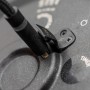 Detailaufnahme: Ladeanschluss der blauen Xtrem Tosy Ultimate Disc LED. Spiel & Spaß für Outdoor-Aktivitäten.