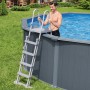 Bestway Hydrium Stahlwandpool-Set mit Leiter, Holzoptik, Mann steigt über die Leiter in den Pool.