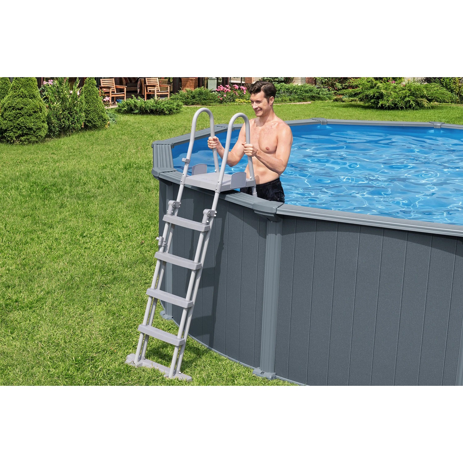 Bestway Hydrium Stahlwandpool-Set mit Leiter, Holzoptik, Mann steigt über die Leiter in den Pool.