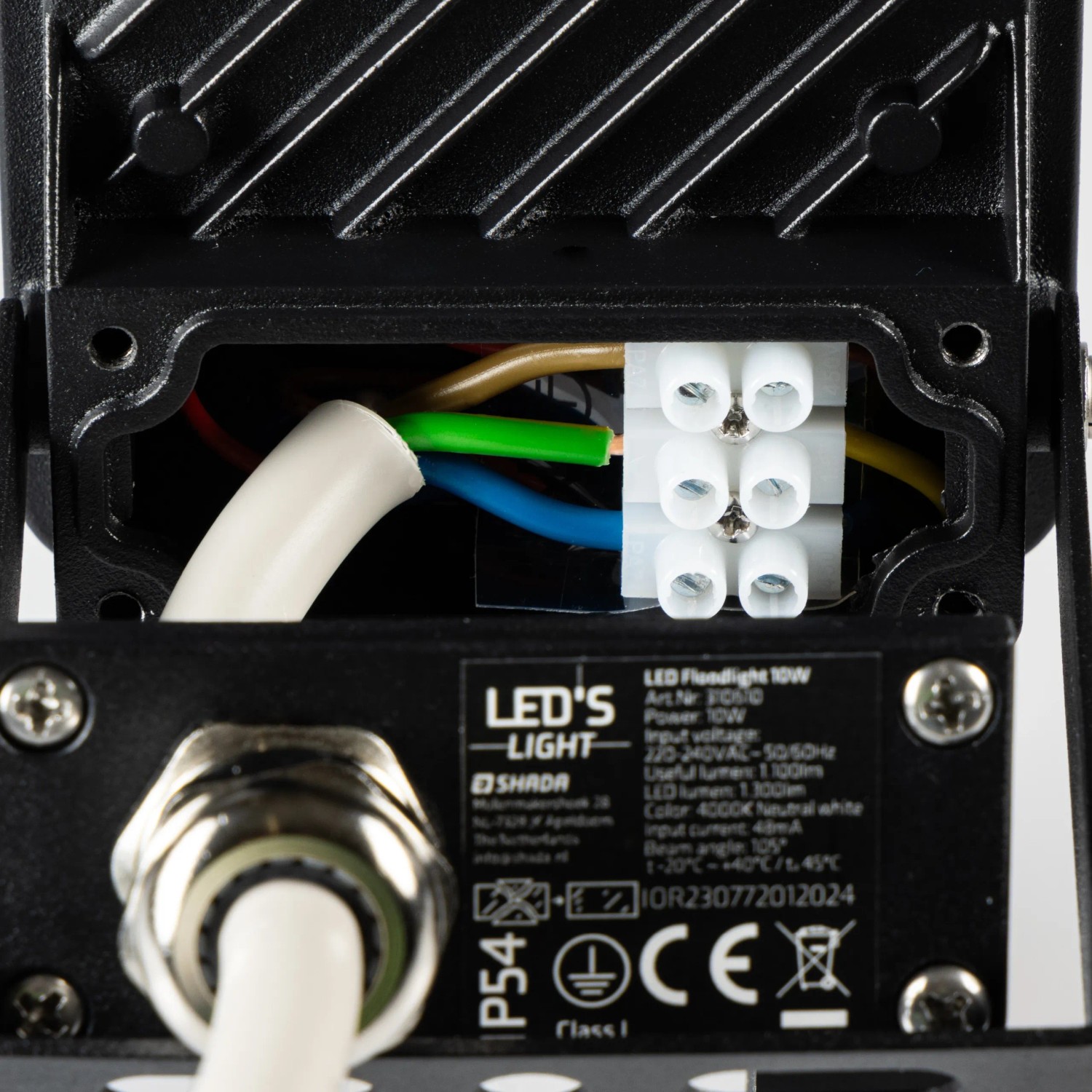 Detailaufnahme: Schwarzer LED's Work Strahler 10W mit Sensor, Kabelanschluss und IP54 Schutz.