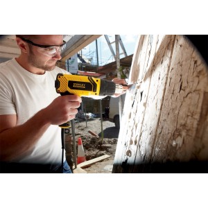 Stanley FatMax Heißluftpistole FME670K (2000 W) beim Ablösen alter Farbe von Holz.