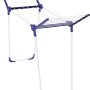 Leifheit Wäscheständer Pegasus 120 Compact, weiß und blau, mit ausgeklappten Trockenflügeln.