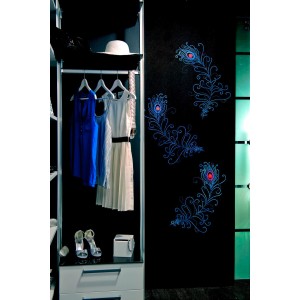 Wandgestaltung mit Marabu Glitter Farbe in Saphir: Glitzernde Pfauenfedern an einer schwarzen Wand.