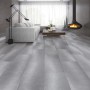 Verlegter Click-Vinylboden in Steinoptik, Fliese Valencia Grau mittel im Wohnraum.