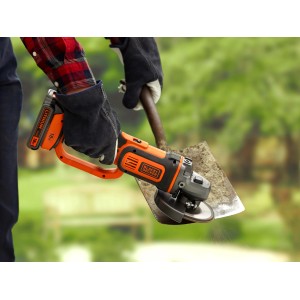 Black+Decker Akku-Winkelschleifer BCG720N (18 V, 125 mm) im Einsatz beim Schleifen.