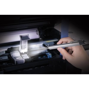 Energizer Metal Penlight Taschenlampe im Einsatz, leuchtet in einen Drucker.
