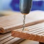 LUX Hartholzbohrer bohrt Loch in Holzdiele. 5-teiliges Bohrerset für präzise Holzarbeiten.