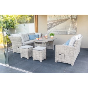 Graues Greemotion Lounge-Set Malia mit Sofas, Tisch und Hockern auf einer Terrasse.