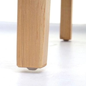 Detailaufnahme: Helle Holzbeine des MCW Esszimmerstuhls Littau mit Bodenschoner.