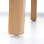 Detailaufnahme: Helle Holzbeine des MCW Esszimmerstuhls Littau mit Bodenschoner.