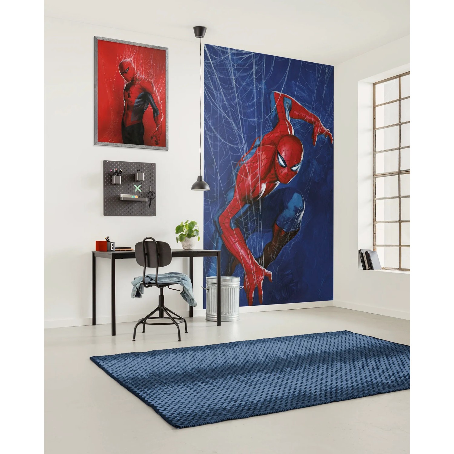 Zimmer mit Komar Vlies Fototapete Marvel Spider-Man Spider Web in Blau-Rot.