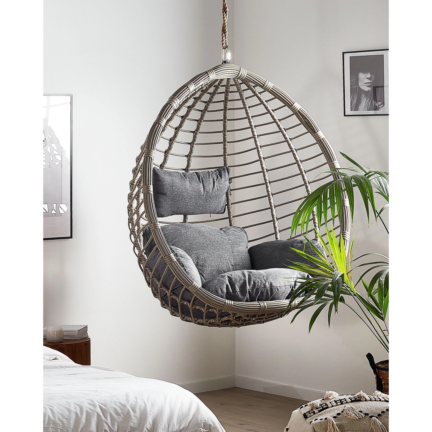 Grauer Beliani Hängesessel (74x106x116) mit Kissen, geeignet für Innen- und Außenbereich.